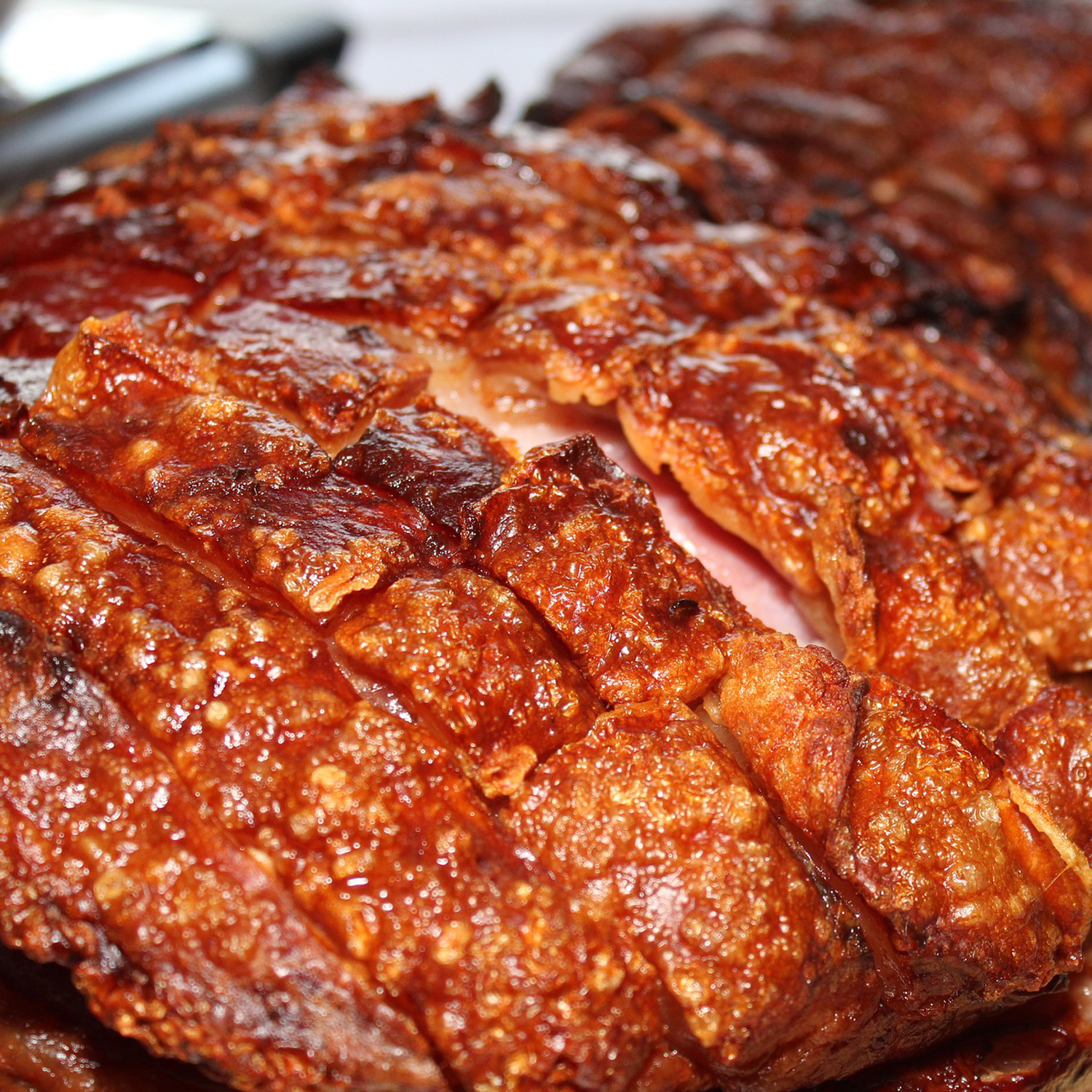 Krustenbraten Schwein zum Essen mit Wein